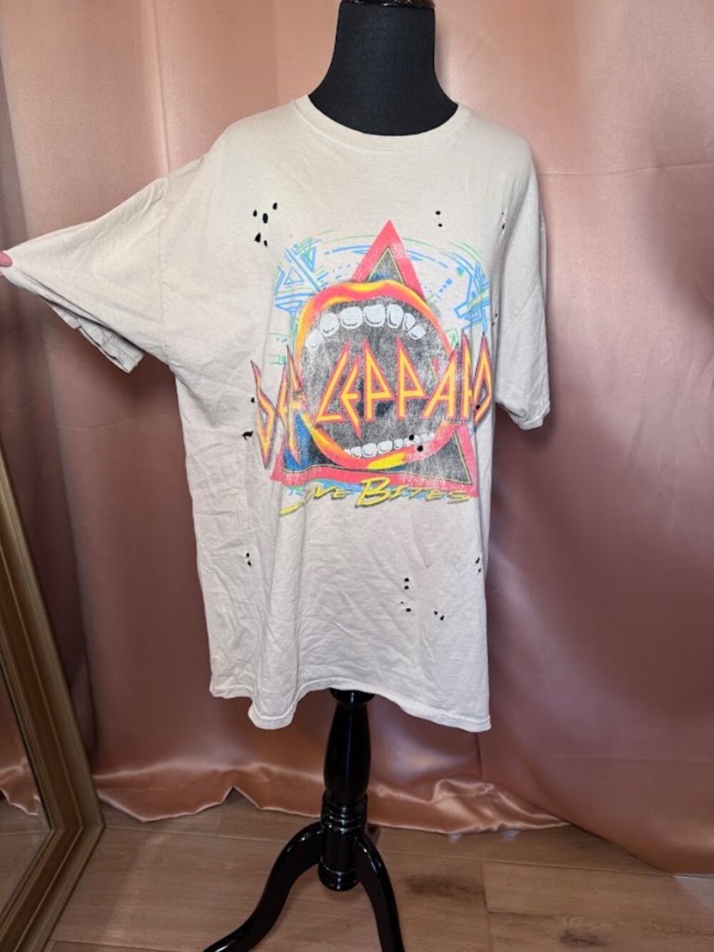 Def Leppard Love Bites Distressed Band Tee M/L Cream Graphic Rock 1980s Hysteria